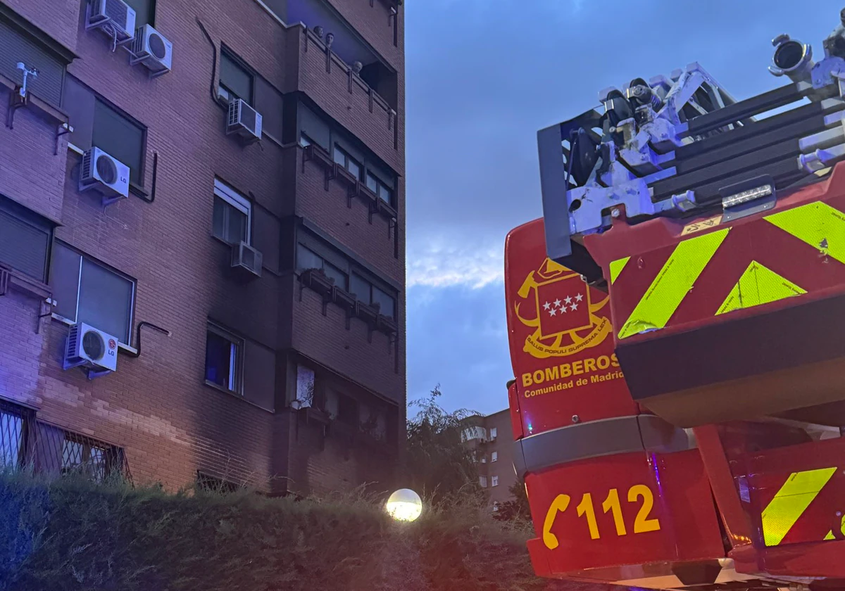 Bomberos de la Comunidad de Madrid en el edificio afectado