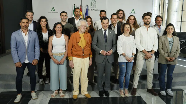 El equipo de Hyrox al que pertenece Rojas Marcos fue recibido por Juanma Moreno el pasado mes de mayo, antes de competir en Francia