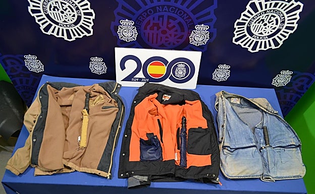 Prendas con armas disimuladas en el forro.