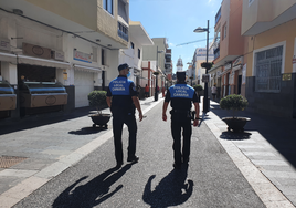 Policías y vecinos logran evitar que un hombre se lance desde un puente en Tenerife