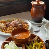 La centenaria taberna de Madrid dnde comer cocido madrileño: se elabora en un puchero de barro y tiene un precio asequible