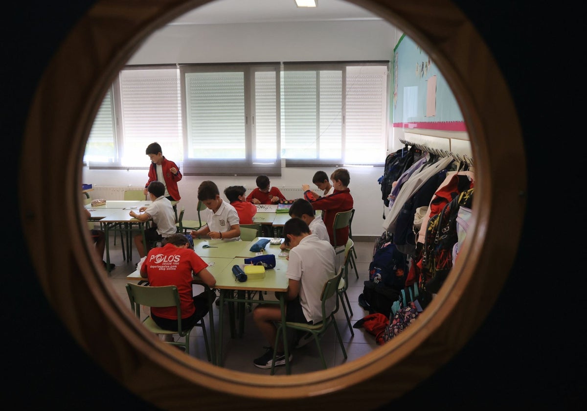 interior de un aula en un centro escolar madrileño