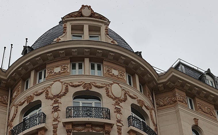 Imagen principal - La marquesina de la puerta principal y distintos ornamentos recuperados tras los trabajos de restauración