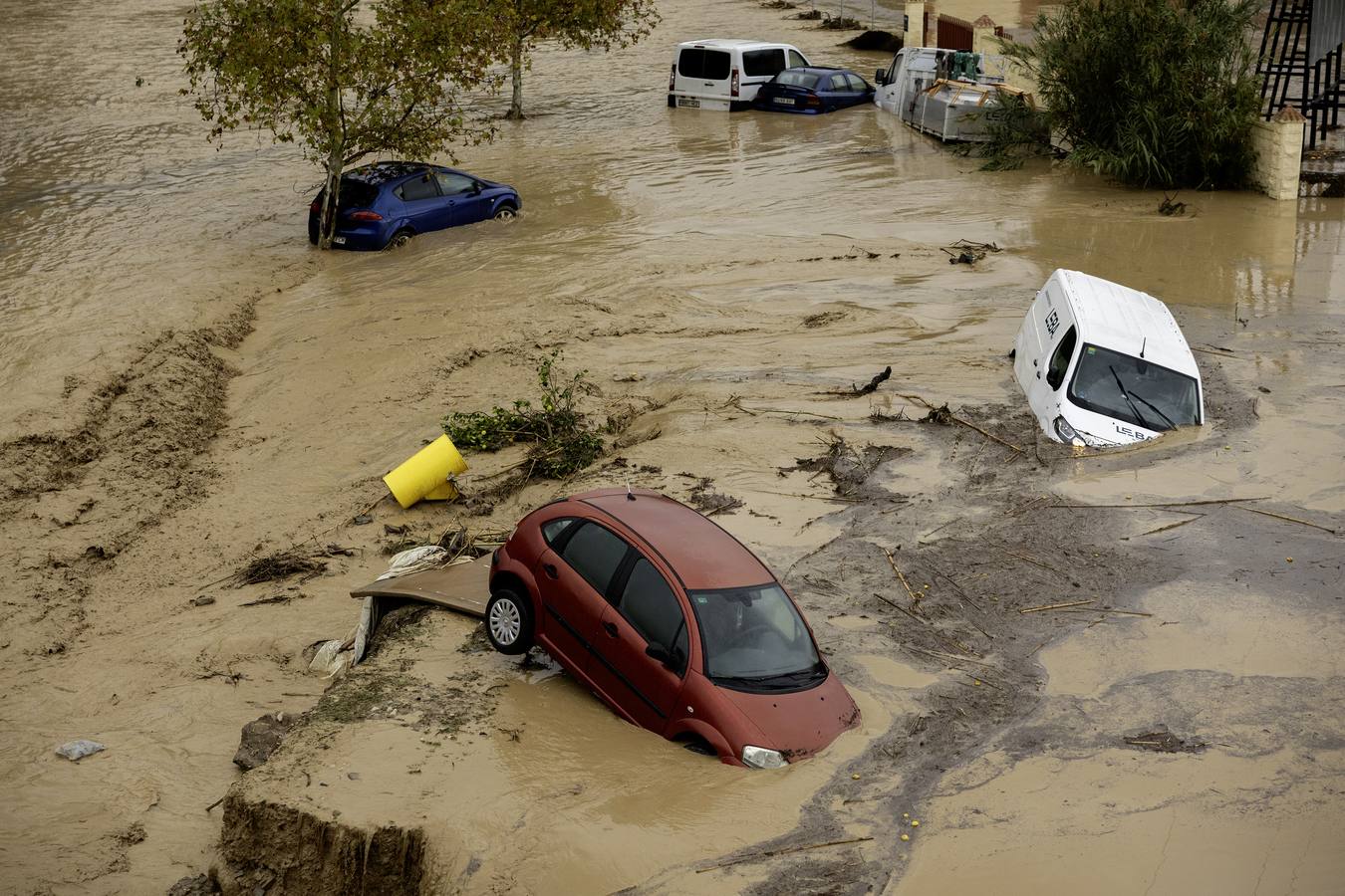 Estado en el que han quedado los coches en la localidad malagueña de Álora tras el desborde del río Guadalhorce