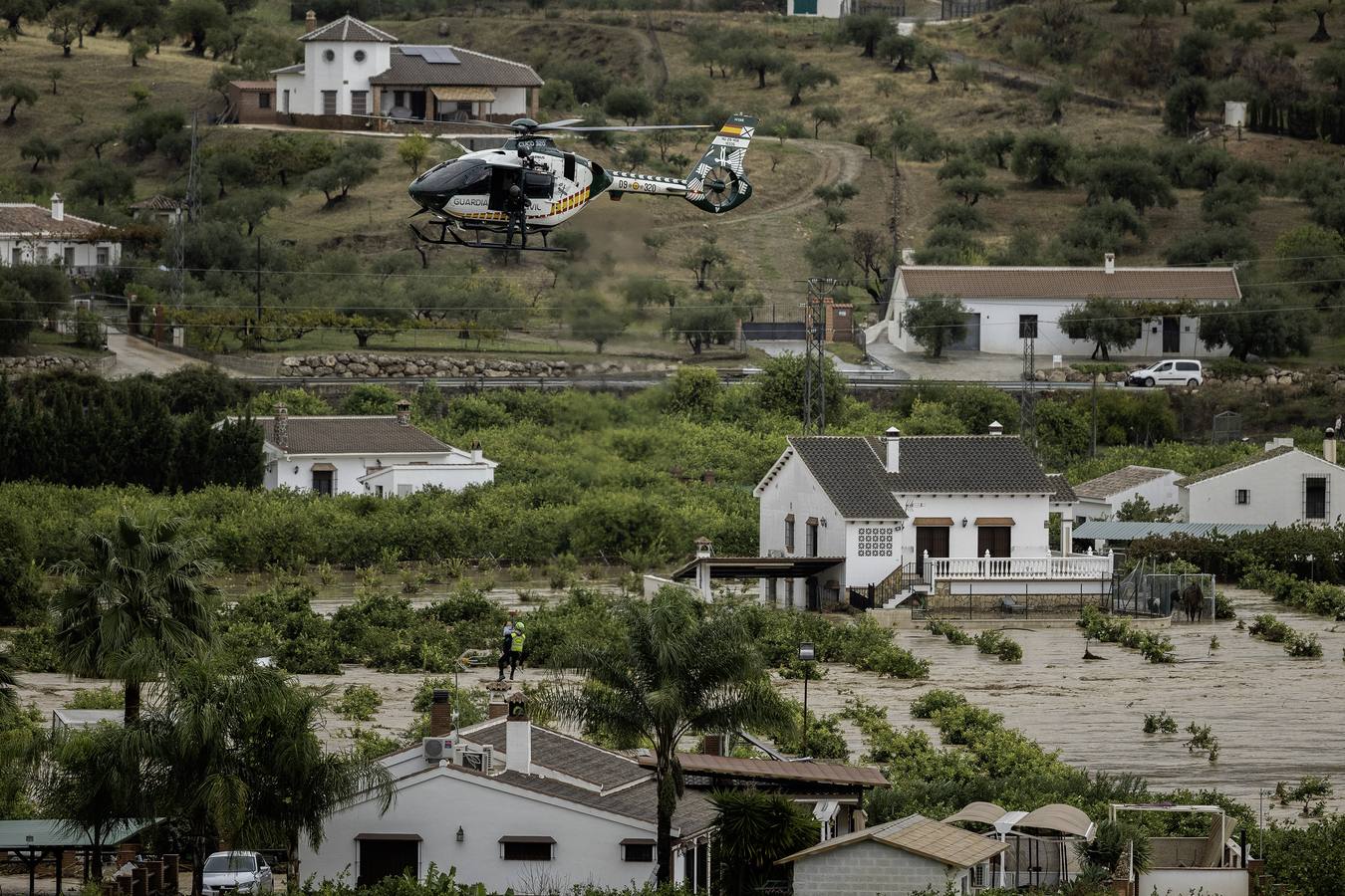 Agentes de la Guardia Civil rescatan con un helicóptero a varios vecinos de la localidad malagueña de Álora