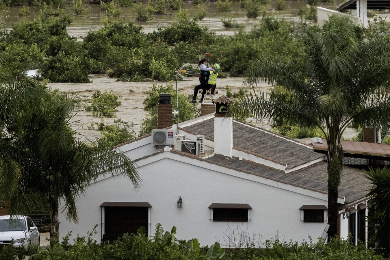 Agentes de la Guardia Civil rescatan con un helicóptero a varios vecinos de la localidad malagueña de Álora