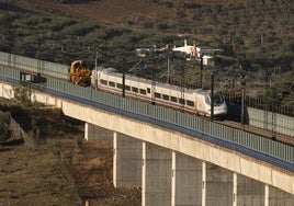 Empiezan los trabajos para remolcar el tren descarrilado en Málaga