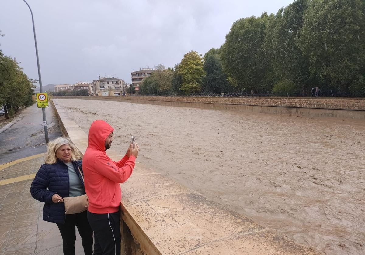 El río Verde, habitualmente una rambla vacía, lleno a rebosar a su paso por Guadix