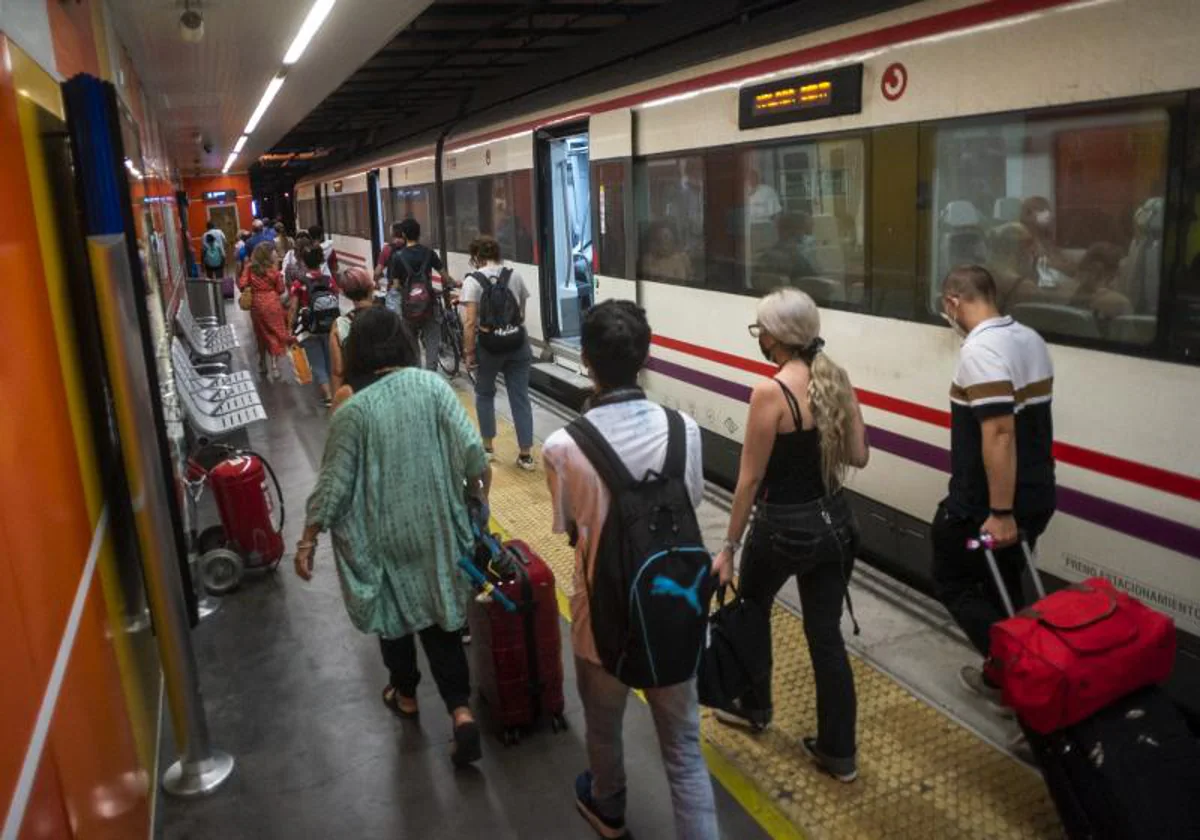 Algunos usuarios han quedado «atrapados» por una gran balsa de agua en la estación del Guadalhorce