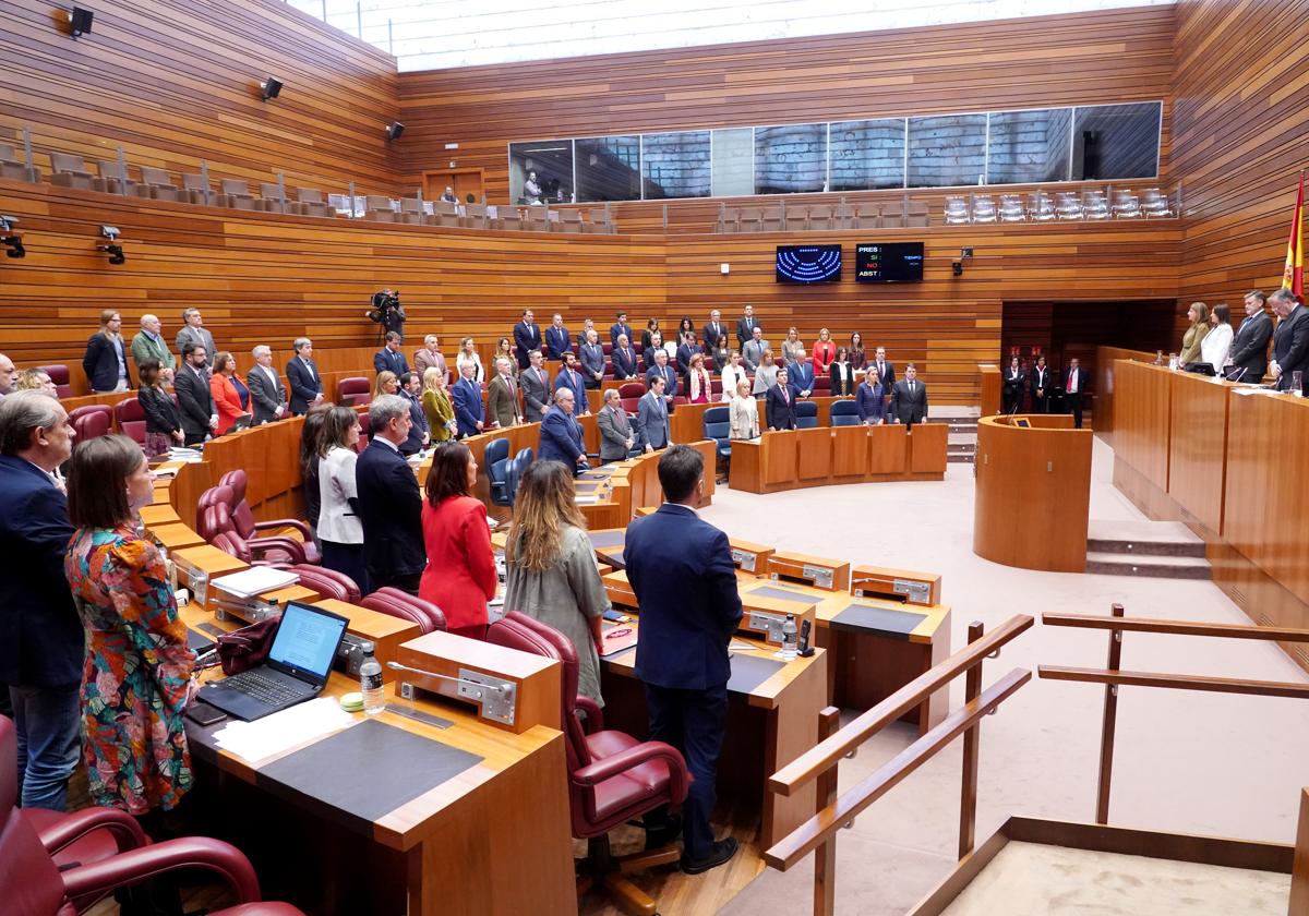 Minuto de silencio en el Pleno de las Cortes de Castilla y León