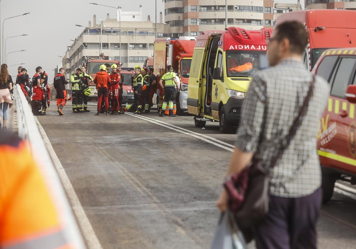 Ambulancias y bomberos en la V-30 tras el paso de la DANA por el barrio de La Torre de Valencia,
