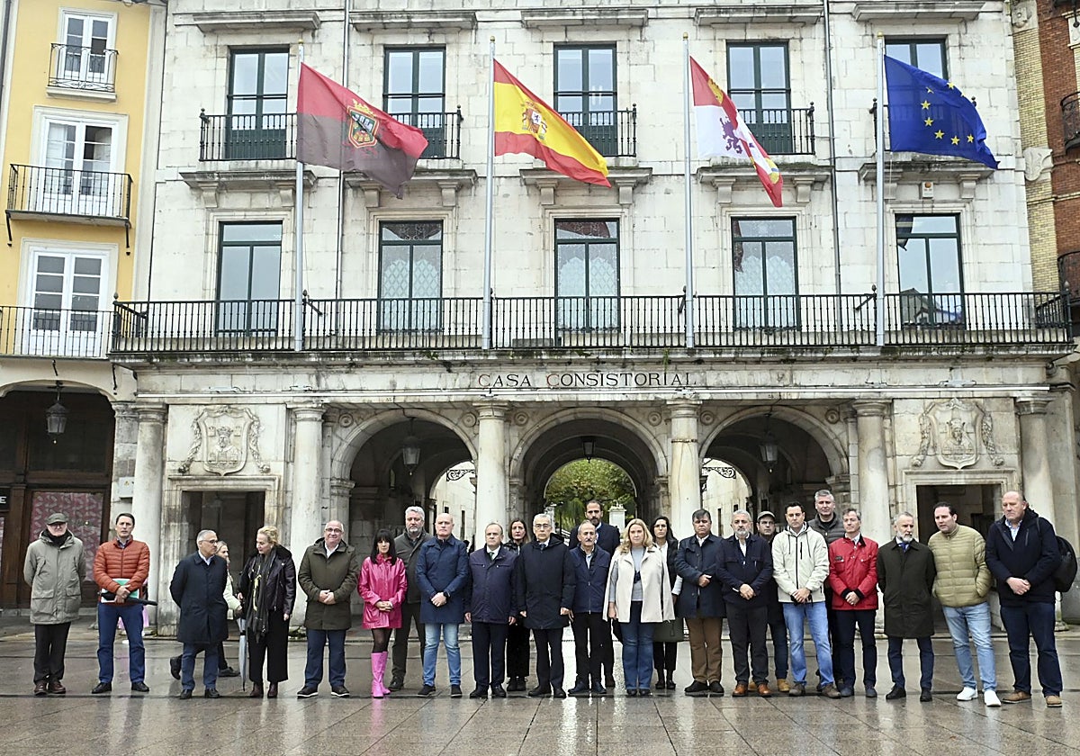 Minuto de silencio convocado este miércoles ante el Ayuntamiento de Burgos