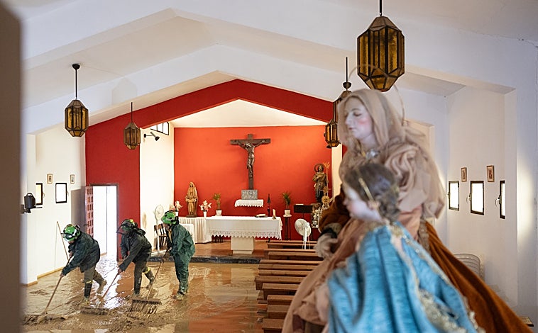 Imagen principal - En la barriada de Doña Ana los vecinos están acostumbrados a las inundaciones, tanto que ya hacen muros en las puertas para evitar anegaciones, pero la fuerza del agua lo llena todo de lodo cada siete u ocho años. 