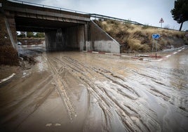 La Dana se aleja de Granada pero deja carreteras cortadas, puentes rotos, ríos desbordados y cultivos anegados