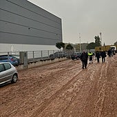 «Había camiones flotando y otros que se habían pegado fuego»: el caos por la DANA en una empresa de logística de Ribarroja