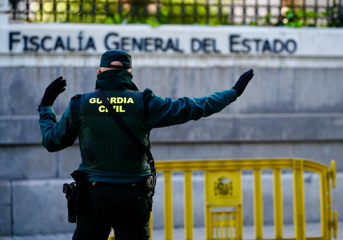 Un guardia civil, este miércoles frente a la Fiscalía General del Estado