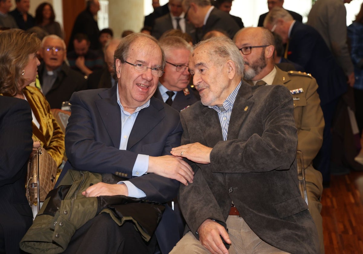 Los expresidentes de la Junta, Juan Vicente Herrera y Demetrio Madrid, durante el acto en las Cortes de Castilla y León