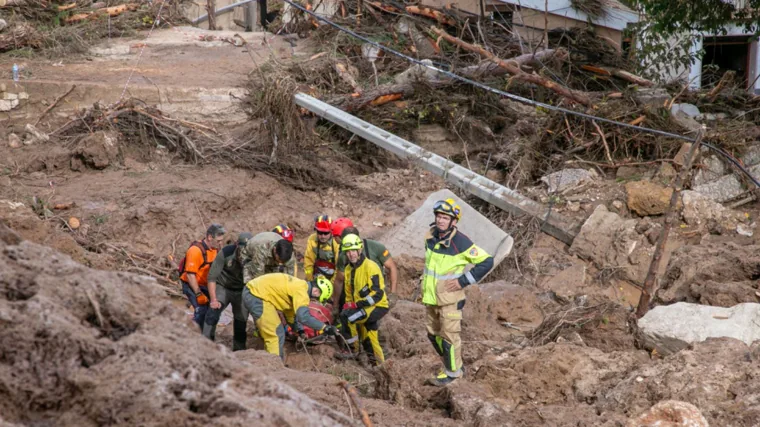 Emergency services rescuing a person in Letur