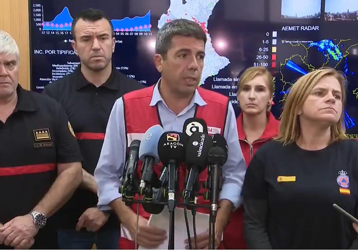 El presidente de la Generalitat, Carlos Mazón, ante los medios de comunicación en el operativo por la DANA en Valencia