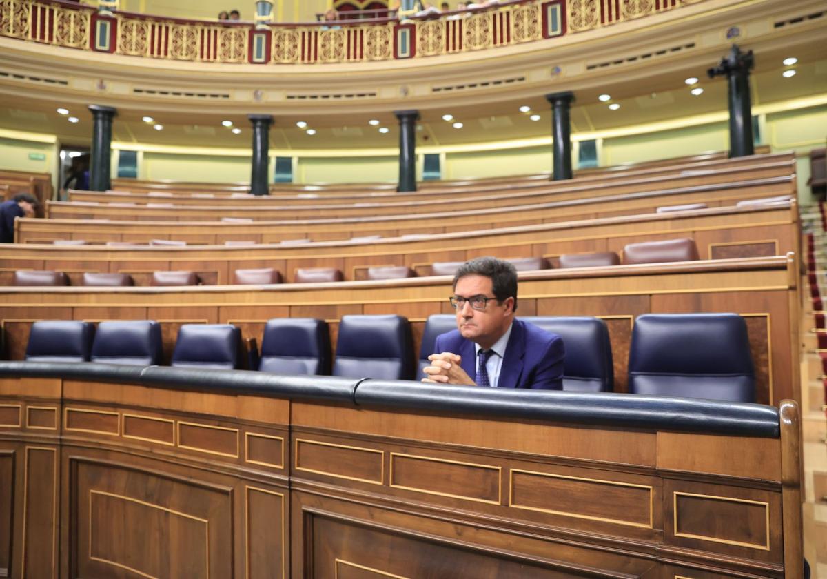 El ministro Óscar López, durante el pleno, con la bancada de la oposición vacía