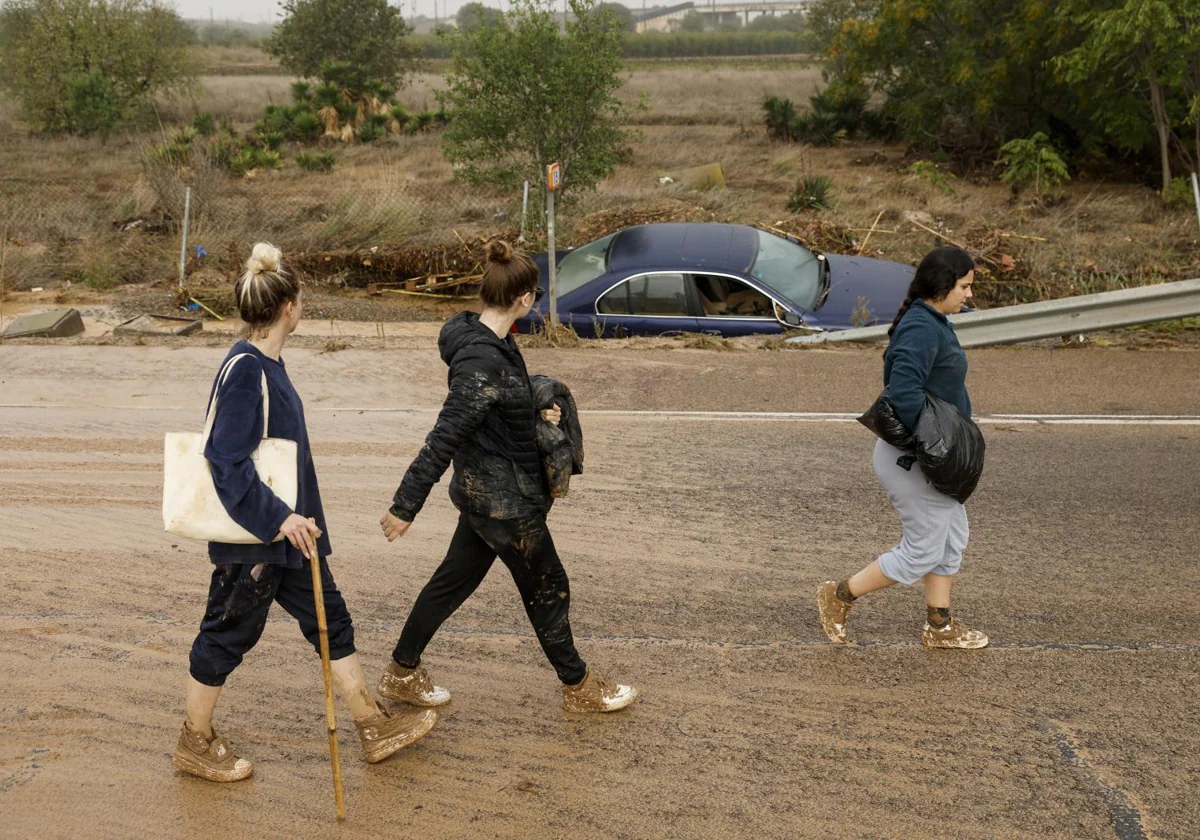 Varias personas transitan por la CV-36 entre Valencia y Paiporta