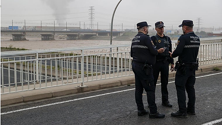 Agentes de la Policía Local en el puente de La Torre, en Valencia