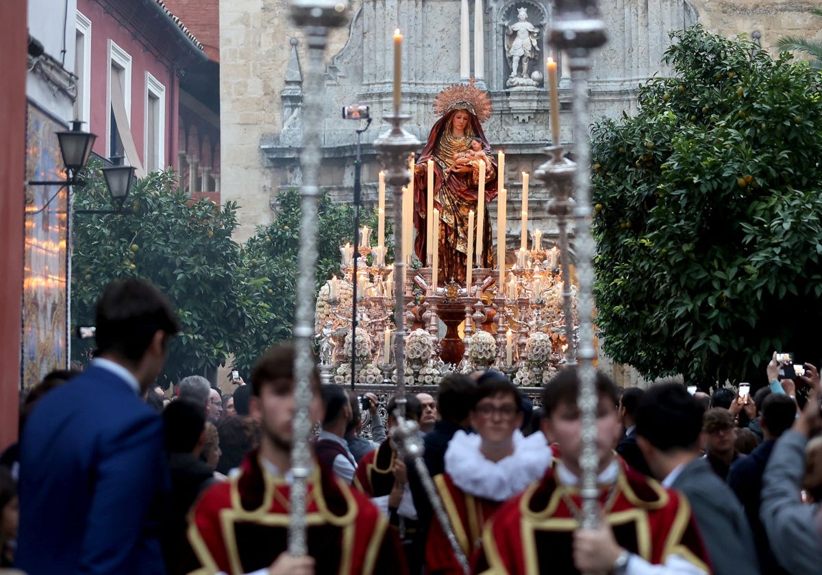 La Virgen del Amparo, durante su procesión del 1 de noviembre de 2023