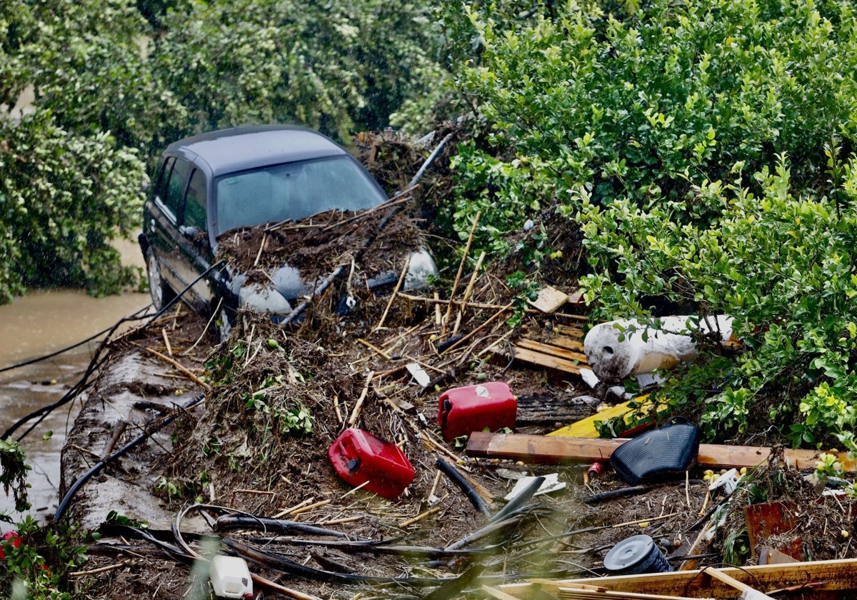 Un coche arrastrado por las aguas en la provincia de Málaga