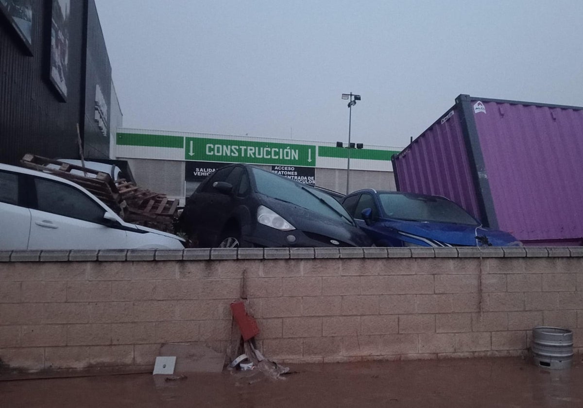 Imagen de vehículos destruidos por el temporal en el polígono comercial de Massanassa