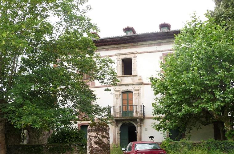 Fachada principal del palacio de Cabo de Armería, en Navarra