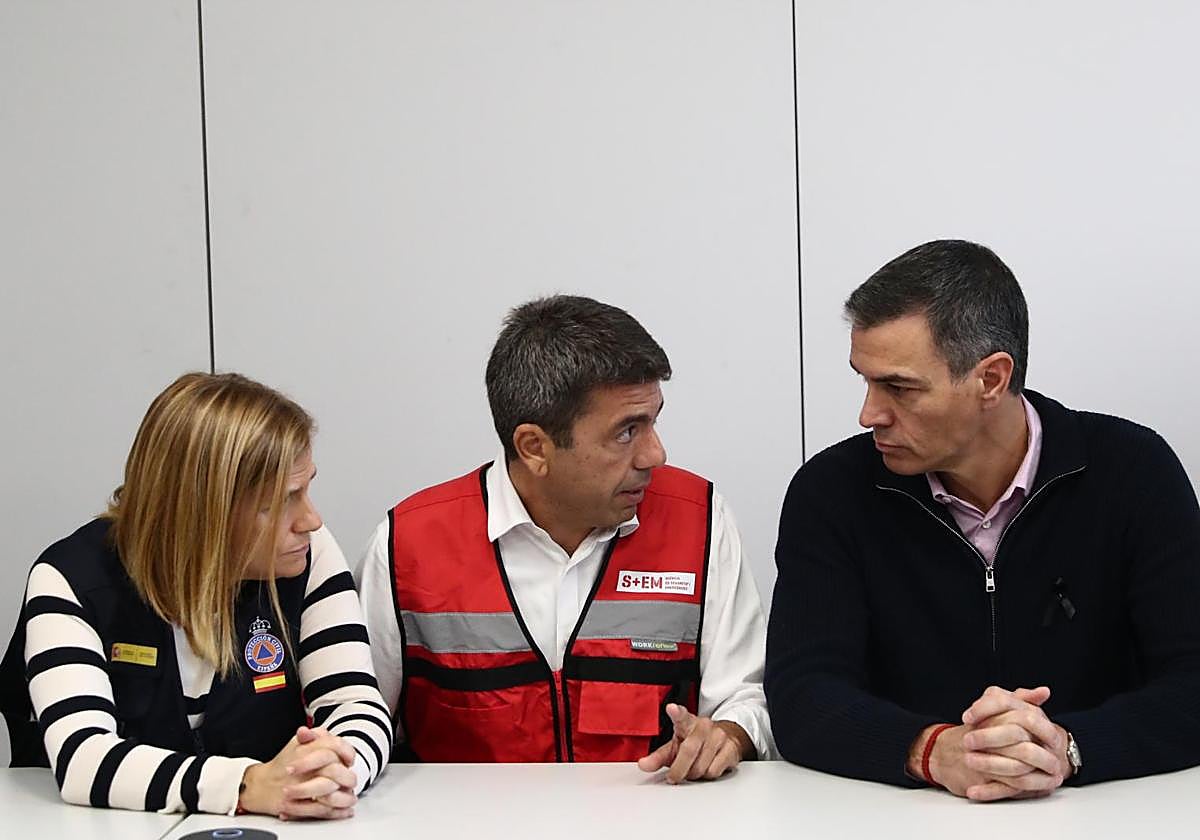 Sánchez en su reinión con el presidente valenciano, Carlos Mazón, y la delegada del Gobierno en Valencia, Pilar Bernabé