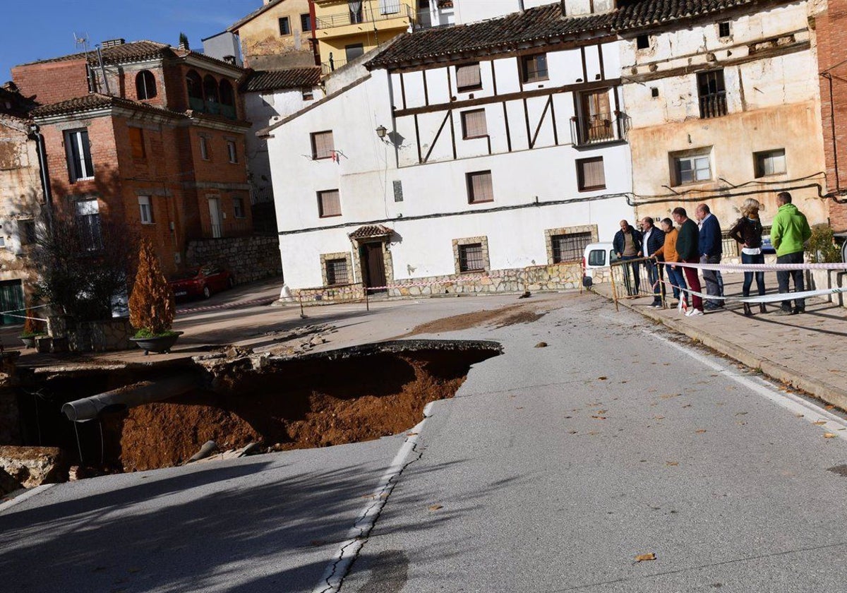 Martínez Guijarro durante la visita a la localidad conquense Landete