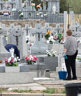 Imagen secundaria 2 - Los camposantos se han preparado para rendir tributo a los seres queridos y este 1 de noviembre hasta estos lugares se van a acercar miles de personas 