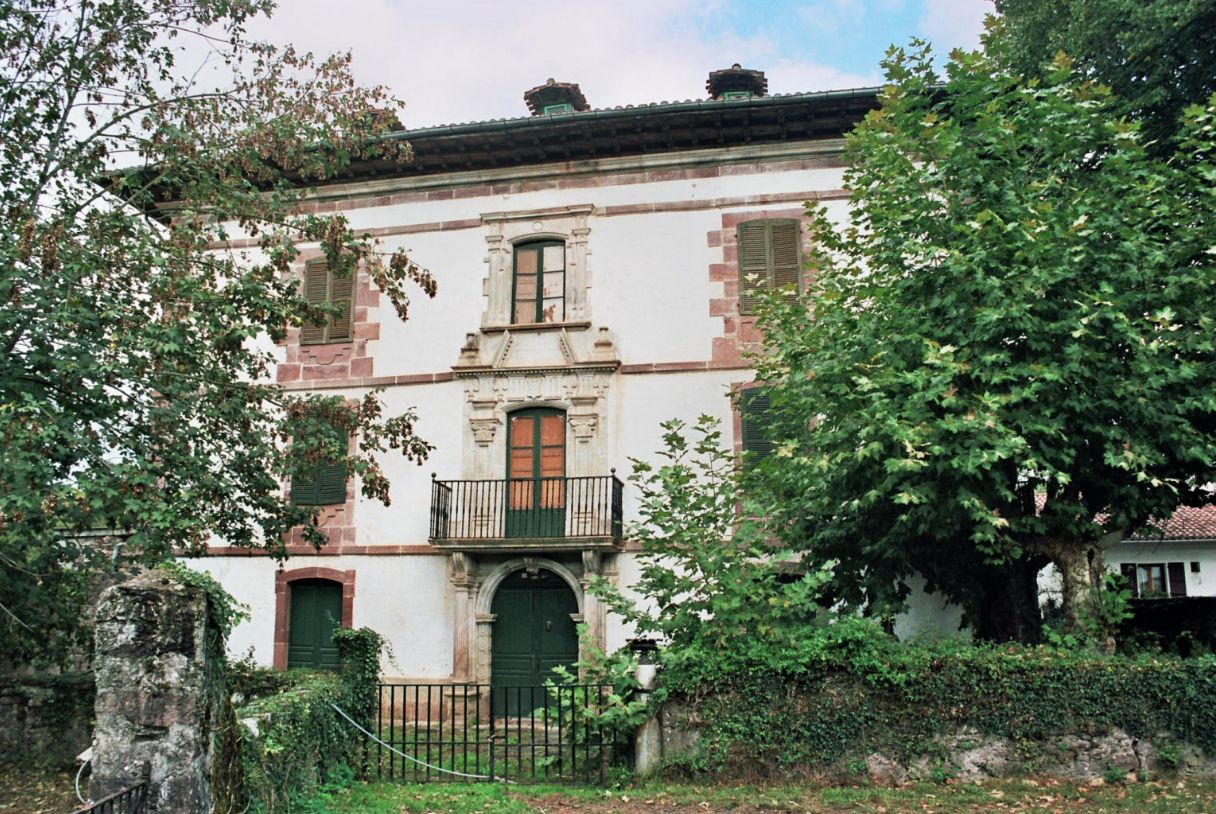 El palacio de Navarra que vende una familia de San Sebastián: tiene 15 habitaciones y cuesta 650.000 euros