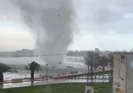 Un impresionante tornado siembra el pánico en Isla Cristina