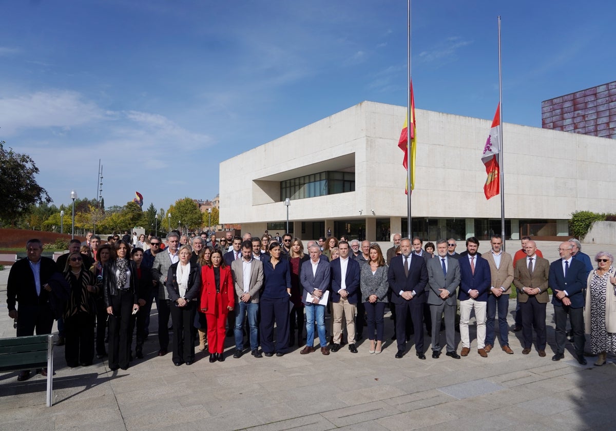 Minuto de silencio ante la sede de las Cortes de Castilla y León