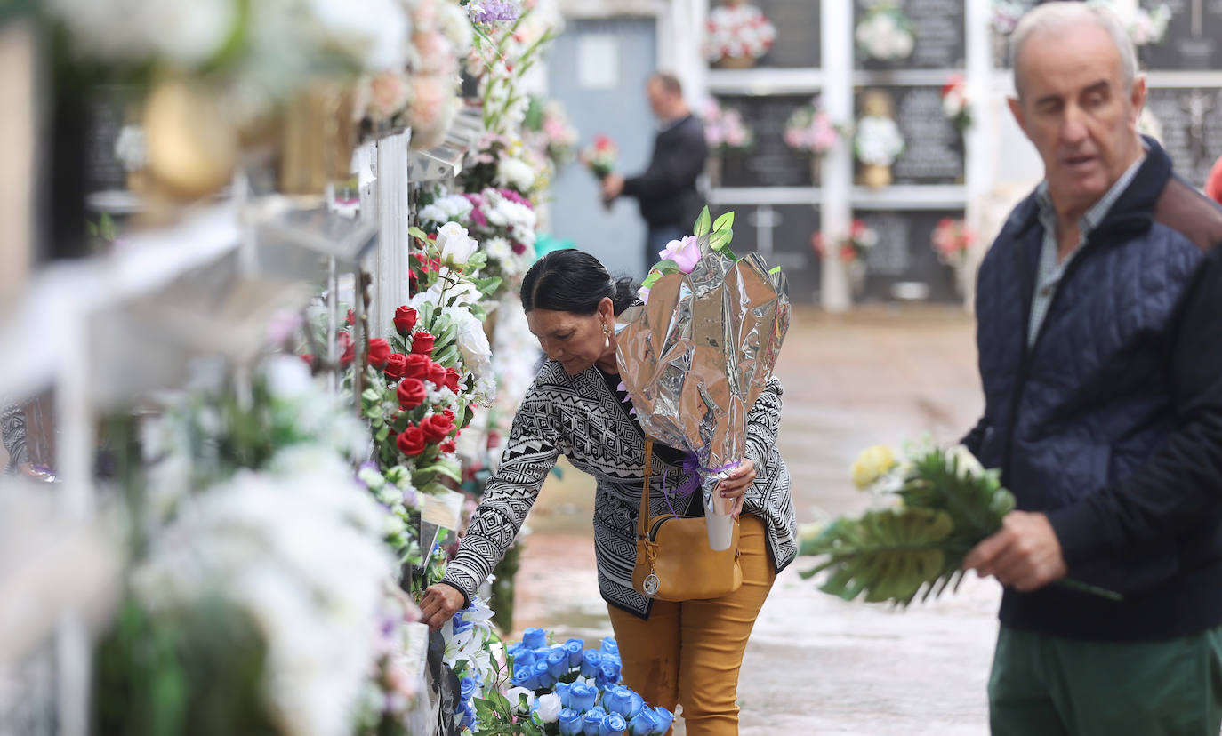 El eterno recuerdo a los difuntos en Córdoba el Día de Todos los Santos, en imágenes