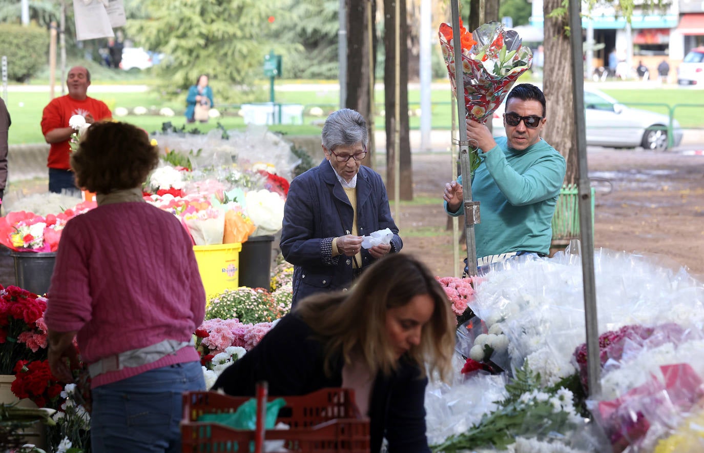 El eterno recuerdo a los difuntos en Córdoba el Día de Todos los Santos, en imágenes