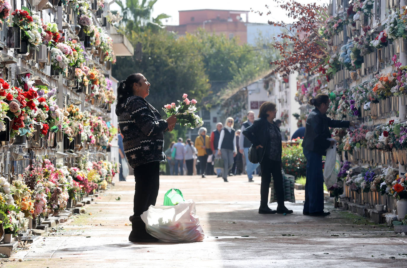 El eterno recuerdo a los difuntos en Córdoba el Día de Todos los Santos, en imágenes