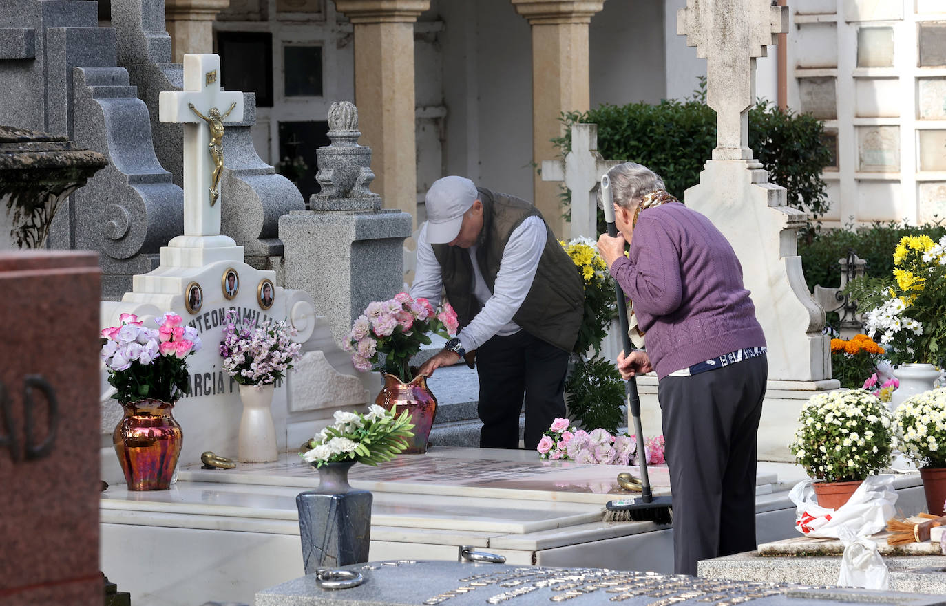 El eterno recuerdo a los difuntos en Córdoba el Día de Todos los Santos, en imágenes