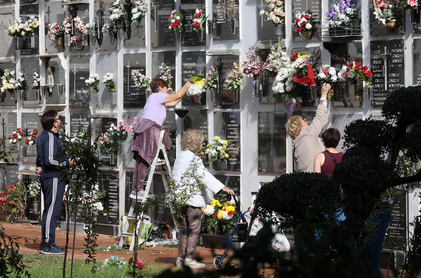 El eterno recuerdo a los difuntos en Córdoba el Día de Todos los Santos, en imágenes