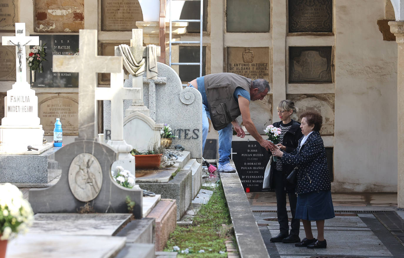 El eterno recuerdo a los difuntos en Córdoba el Día de Todos los Santos, en imágenes