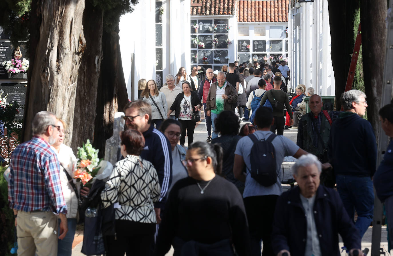 El eterno recuerdo a los difuntos en Córdoba el Día de Todos los Santos, en imágenes