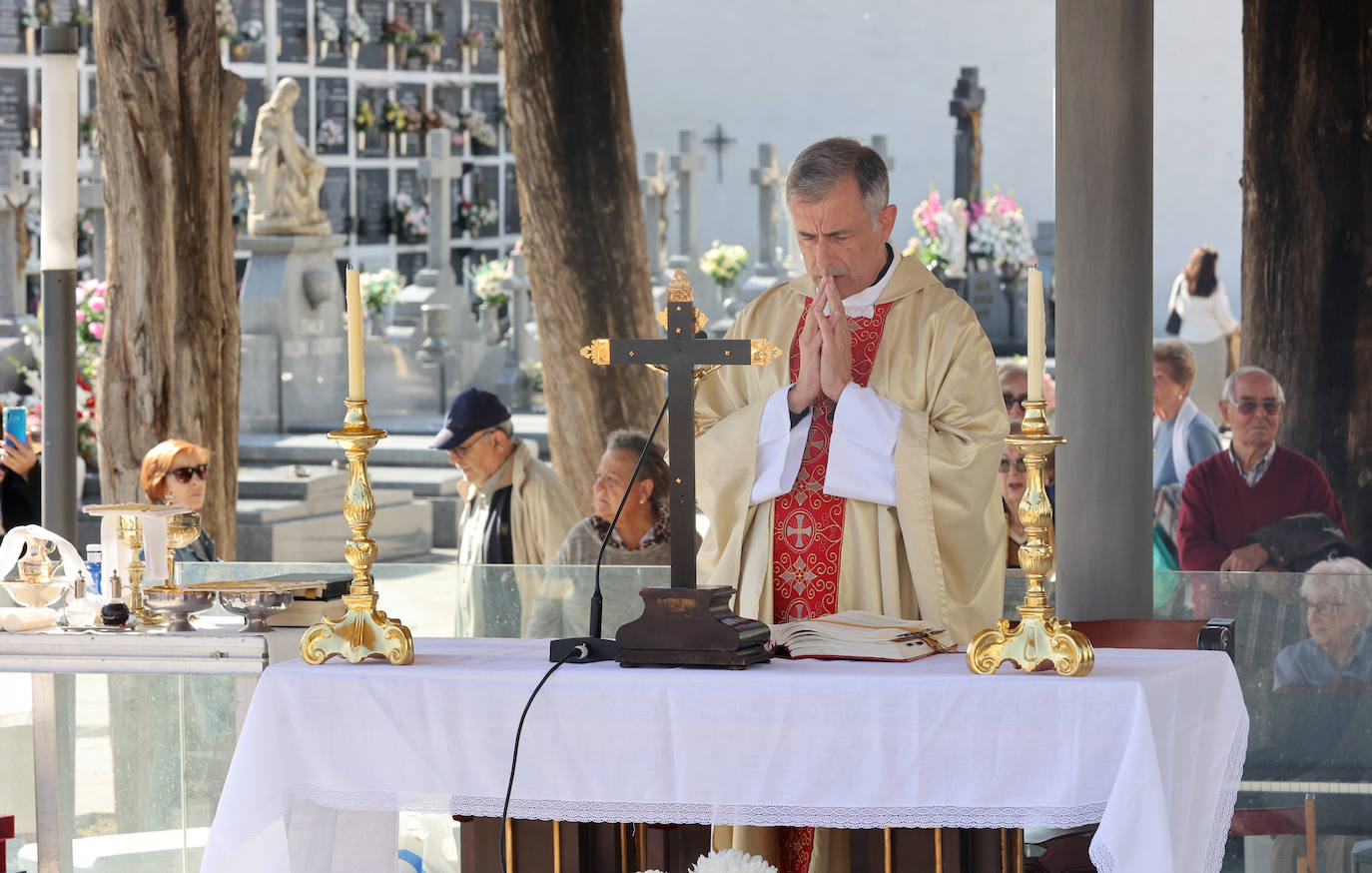 El eterno recuerdo a los difuntos en Córdoba el Día de Todos los Santos, en imágenes