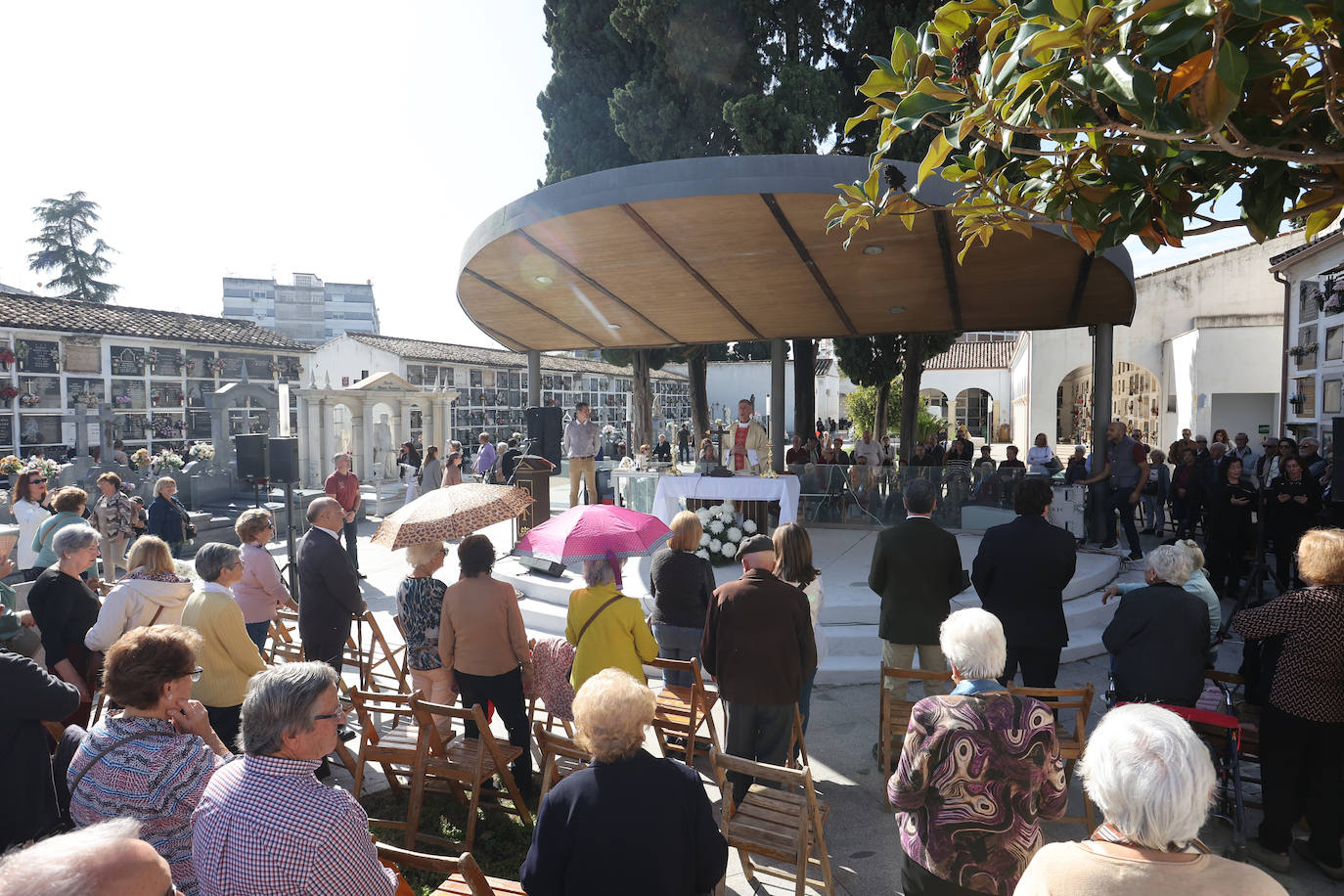 El eterno recuerdo a los difuntos en Córdoba el Día de Todos los Santos, en imágenes