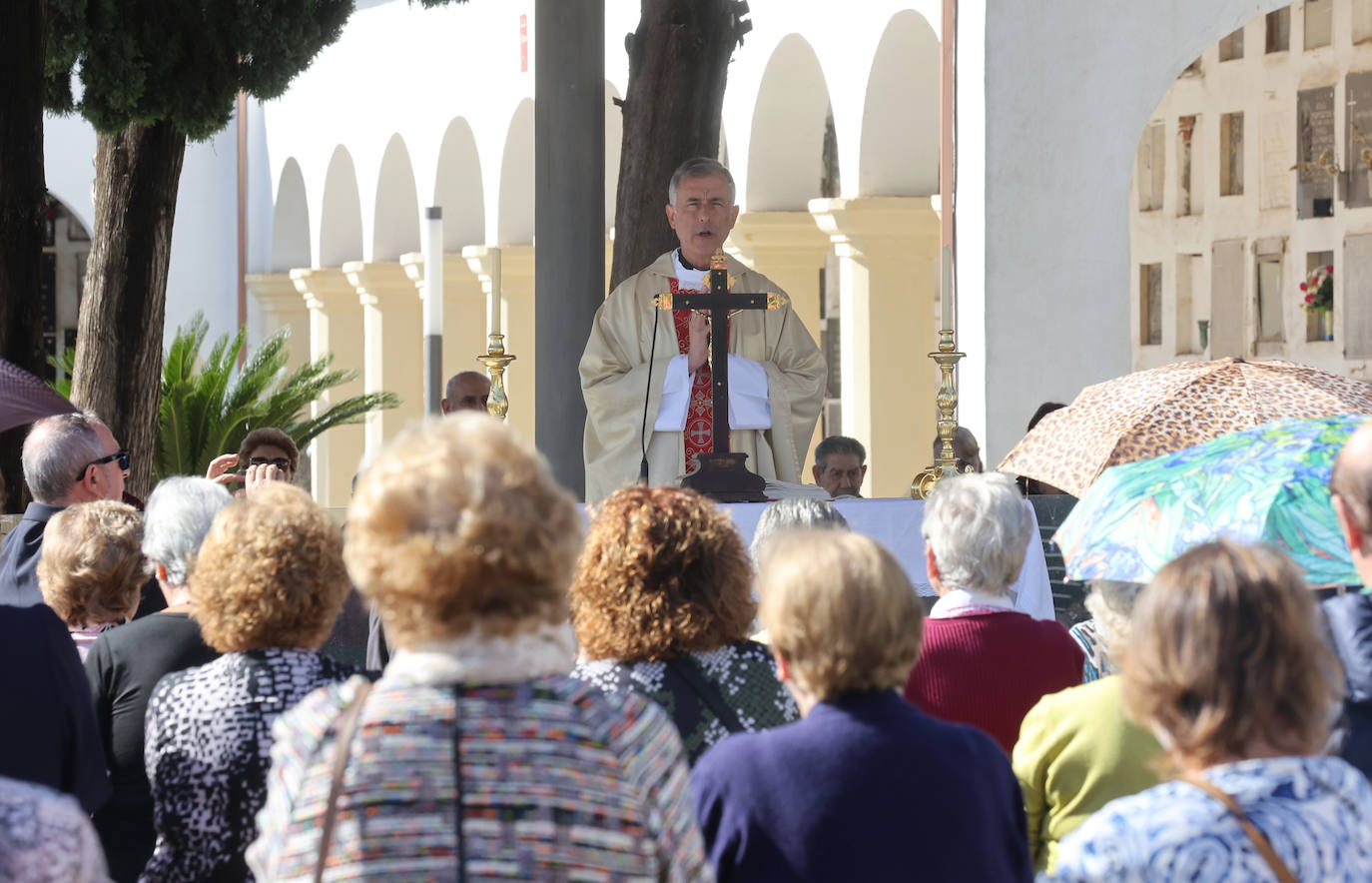 El eterno recuerdo a los difuntos en Córdoba el Día de Todos los Santos, en imágenes