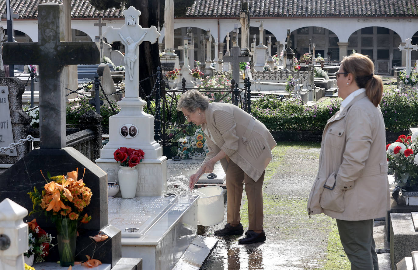 El eterno recuerdo a los difuntos en Córdoba el Día de Todos los Santos, en imágenes