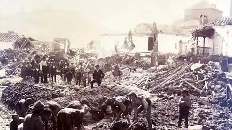 Los vecinos de Consuegra, en la calle tras las inundaciones en 1891