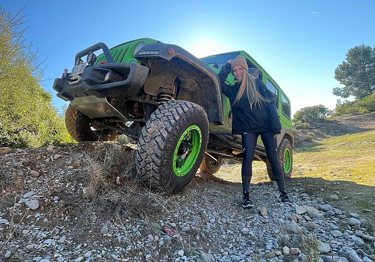 Imagen de Paula con su Jeep Wrangler de color verde