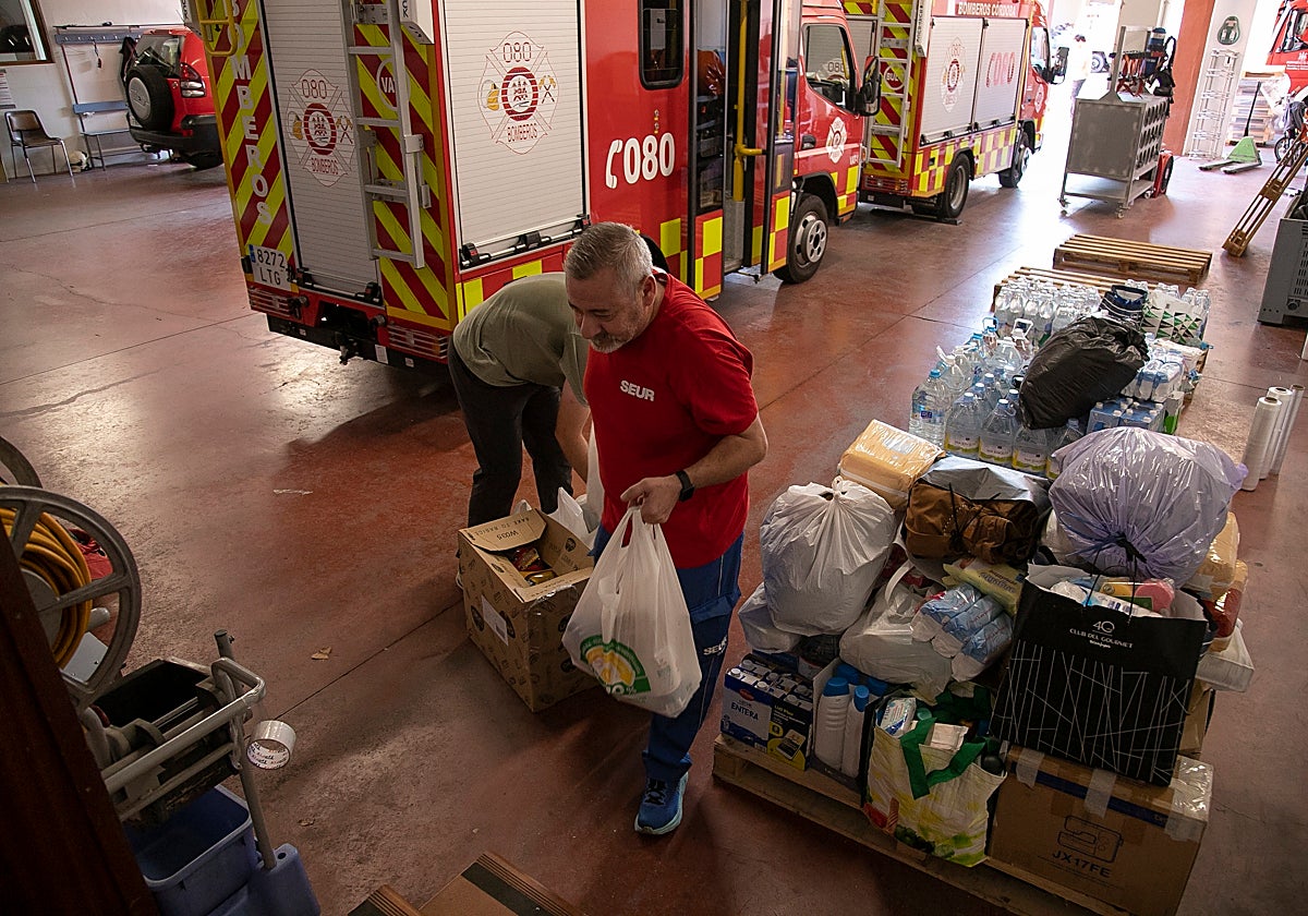 Efectivos del SEIS acumulando alimentos donados por los cordobeses